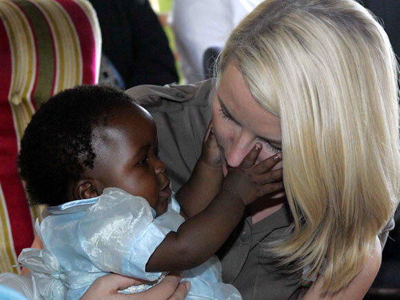 Kronprinsessen med syv måneder gamle Deborah i Malawi. Barnets mor har HIV, mens faren er HIV-fri. Foto: Knut Falch, Scanpix.